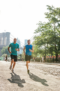 美国纽约布鲁克林河畔两名年轻男子跑步者图片