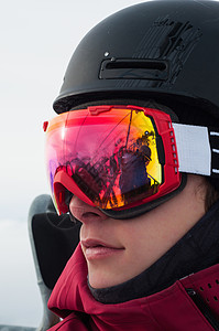 身着头盔和滑雪护目镜的年轻人近图片