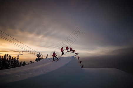 加拿大不列颠哥伦比亚省WhistlerBlackcomb滑雪者在半空中做开关软木540的多张图片图片