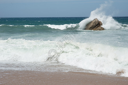 冲撞海洋岩石的海浪高清图片