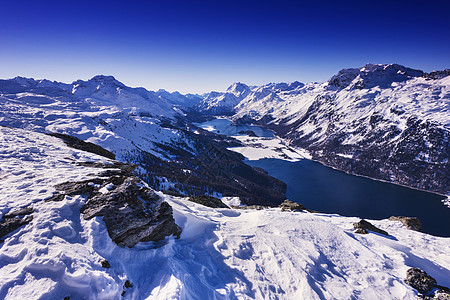 瑞士恩加丁山脉的景象图片