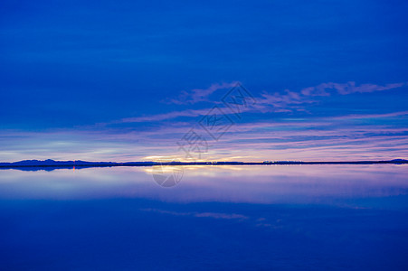 美国犹他州博内维尔水面日落的地平线反射图片