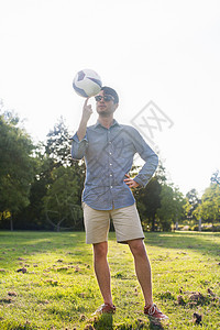 年轻人在日光公园旋转球的肖像图片
