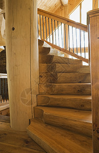东白色松树楼梯和木屋的柱子图片