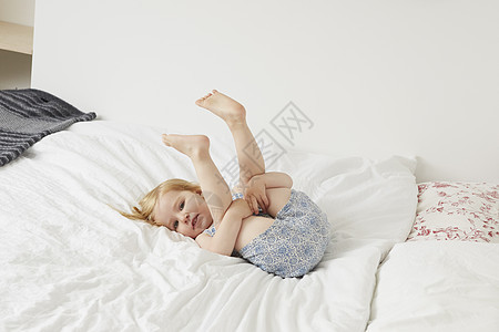 女幼儿在床上玩耍的肖像图片