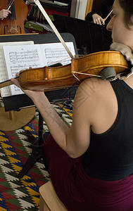 女青年在弦四重奏练习中拉小提琴图片