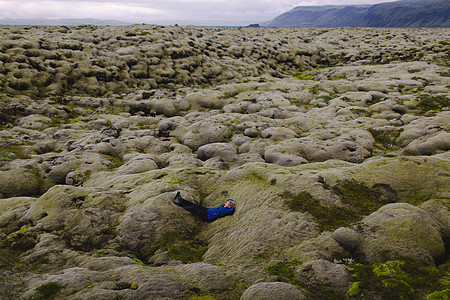 躺岩石上的年轻女子图片