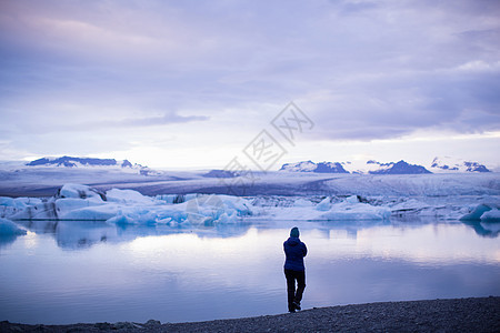 冰川湖边的成年女子图片