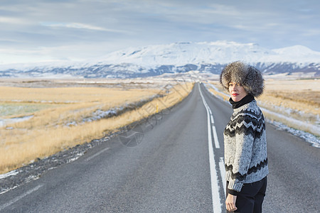 冰岛路中间边的女年妇女图片