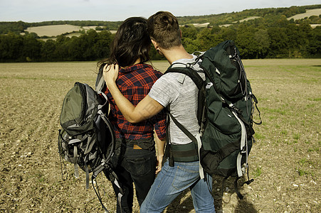 浪漫的年轻远足夫妇背包高清图片素材