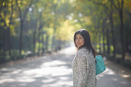 树荫间的成年女子图片