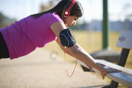戴耳机户外运动的成年女子图片