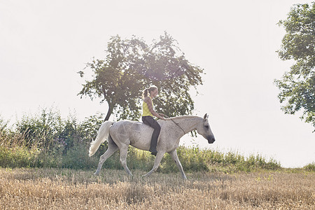 在草原上骑马的女人图片