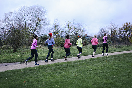 六名成年女跑在公园道路上高清图片