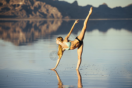 美国犹他州博纳维尔盐滩湖女芭蕾舞演员站在芭蕾舞姿势图片