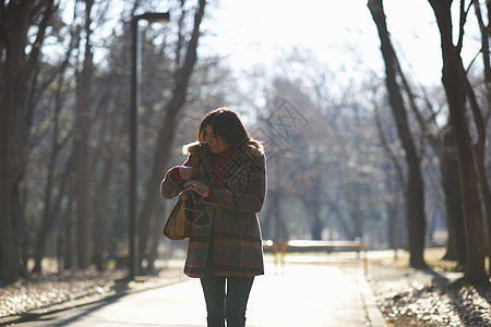 在公园漫步的成年女性图片