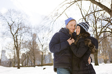 美国纽约中央公园站在雪地上的情侣爱高清图片素材