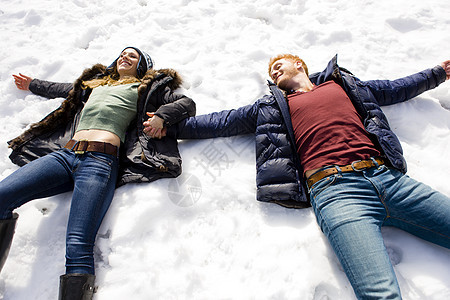 躺在雪中的情侣图片