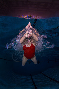 在水下游泳的年轻女子背景图片