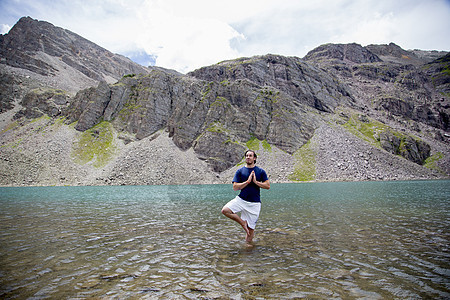 站在湖里做瑜伽的人图片