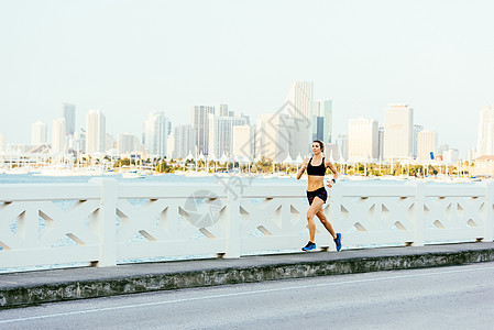 年轻女性在桥道上奔跑图片