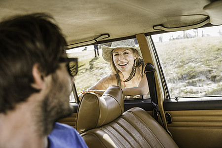 在南非开普敦沿海公路的汽车窗口与女人聊天图片