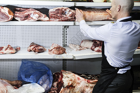 在冷冻柜架上布满肉食的贩卖者图片