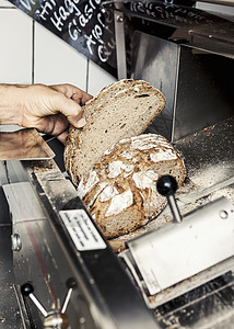 面包师用机器切面包图片