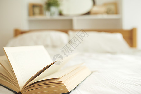 床上的书本特写背景图片