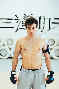 健身房里的男人穿着拳击手套和心率监控器看镜头图片