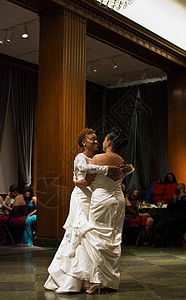 分享有礼新娘穿婚纱在礼接待舞厅第一次跳背景