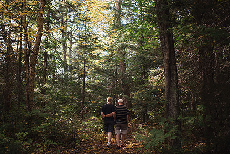 长辈夫妇在森林中行走 图片