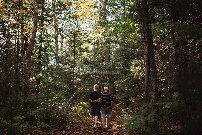 长辈夫妇在森林中行走 图片