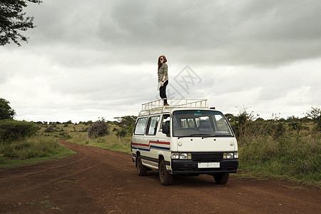 肯尼亚内罗毕野生物公园站在车顶上的女人图片