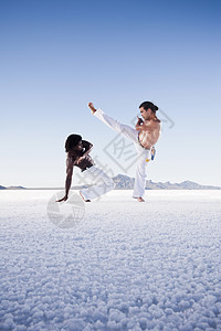 美国犹他州博纳维尔盐滩上两名男子对峙表演杂技图片