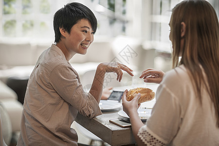 妇女吃零食聊天图片