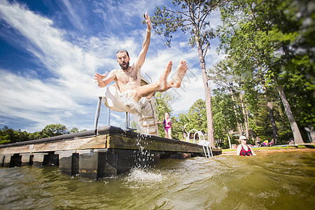 美国佐治亚州杰克逊湖码头跳水游玩图片