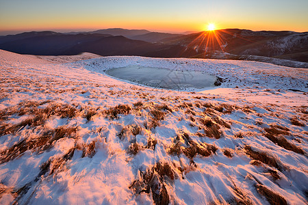 乌克兰喀尔巴阡山脉雪山风景图片