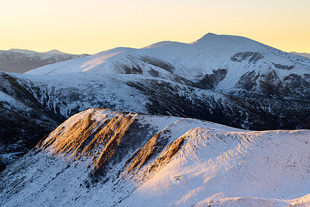 乌克兰喀尔巴阡山脉雪山风景图片