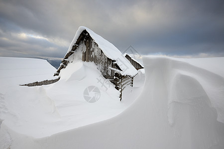 乌克兰喀尔巴阡山脉雪山风景图片