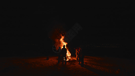 夜晚沙滩上的篝火晚会图片