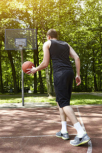 年轻男篮球运动员在球场上跑图片