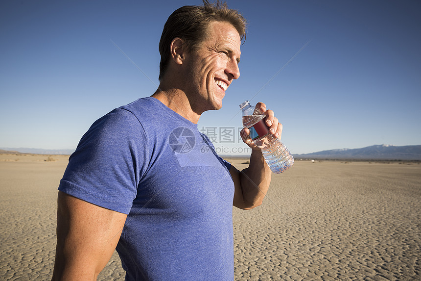 正在喝水的运动男性图片