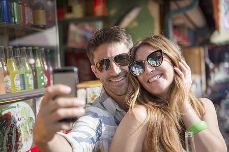 手机拍照使用手机自拍的情侣背景