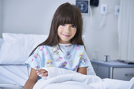 医院儿童病房内绑着石膏的女孩形象图片
