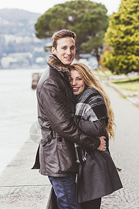 拥抱的青年夫妇的肖像科莫湖高清图片素材
