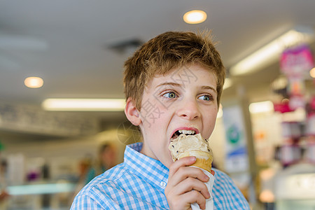 男孩吃冰淇淋甜筒图片