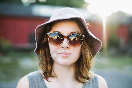 戴太阳眼镜和帽子的女人图片