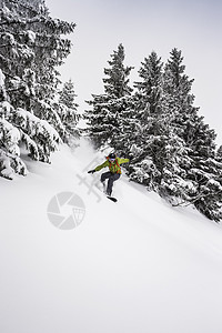 在德国巴伐利亚的雪山坡上滑雪的人图片