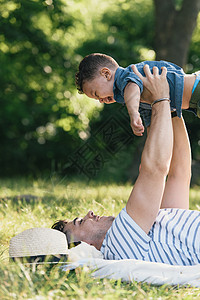 美国纽约布朗克斯州PelhamBay公园的年轻男子背靠抱着小孩儿子图片